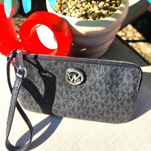 Michael Kors Black Signature Wristlet EUC